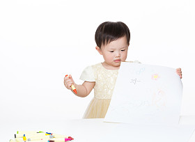 看着这幅画的亚洲女婴