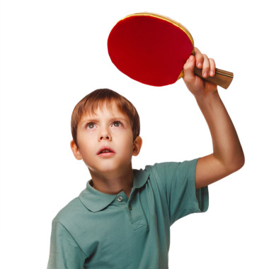 打乒乓球正手上旋球的金發(fā)男孩