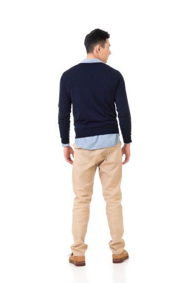 后方的看法的亚洲年轻男子