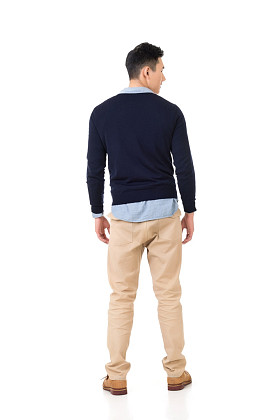 后方的看法的亚洲年轻男子