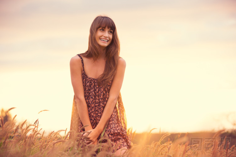 在字段中快樂的女人
