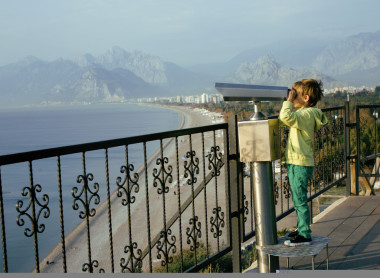 小可爱的男孩，通过望远镜观察海上