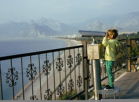 小可爱的男孩，通过望远镜观察海上