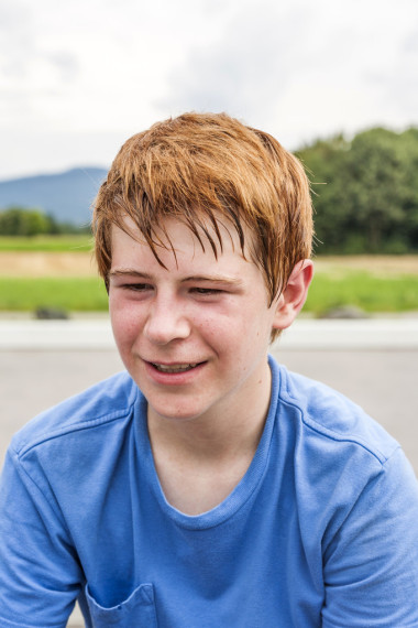 年轻的男孩，在滑板公园休息的肖像