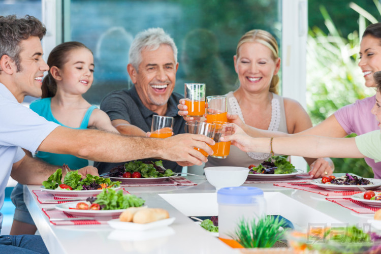 大代全家喝桔子汁圖片