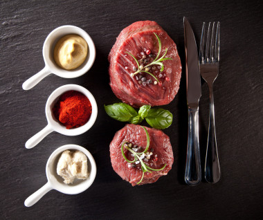 鲜牛肉原料牛排上黑色的石头