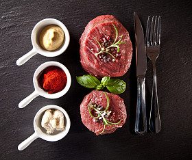 鲜牛肉原料牛排上黑色的石头