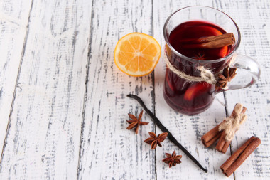 甜酒與檸檬和香料木制背景圖片