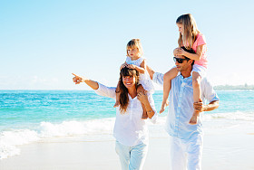 在海滩上的家庭图片