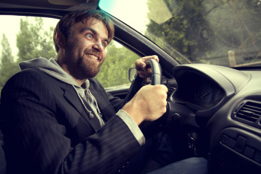 男子駕駛一輛車