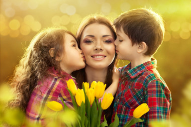 快樂媽媽吻了她的女兒和兒子