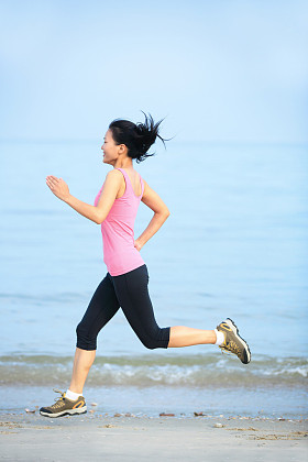 运行的女人图片