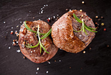 新鮮的牛肉牛排上黑色的石頭