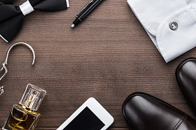 在桌子上的男性配件