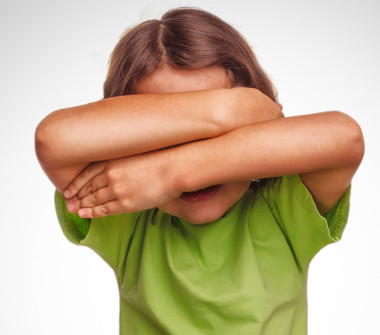 小女孩兒童少年捂著臉上白色 b 孤立