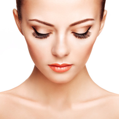 美麗的女人的臉。完美化妝