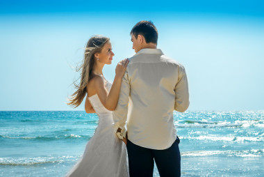 新娘和新郎獨(dú)自站立