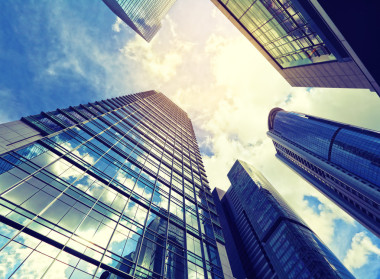 从低角度看现代建筑