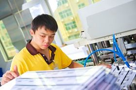 塑料卡生产厂的中国工人