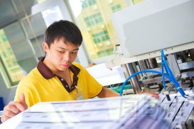 塑料卡生產(chǎn)廠的中國工人
