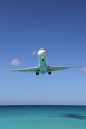 飞机降落在海面