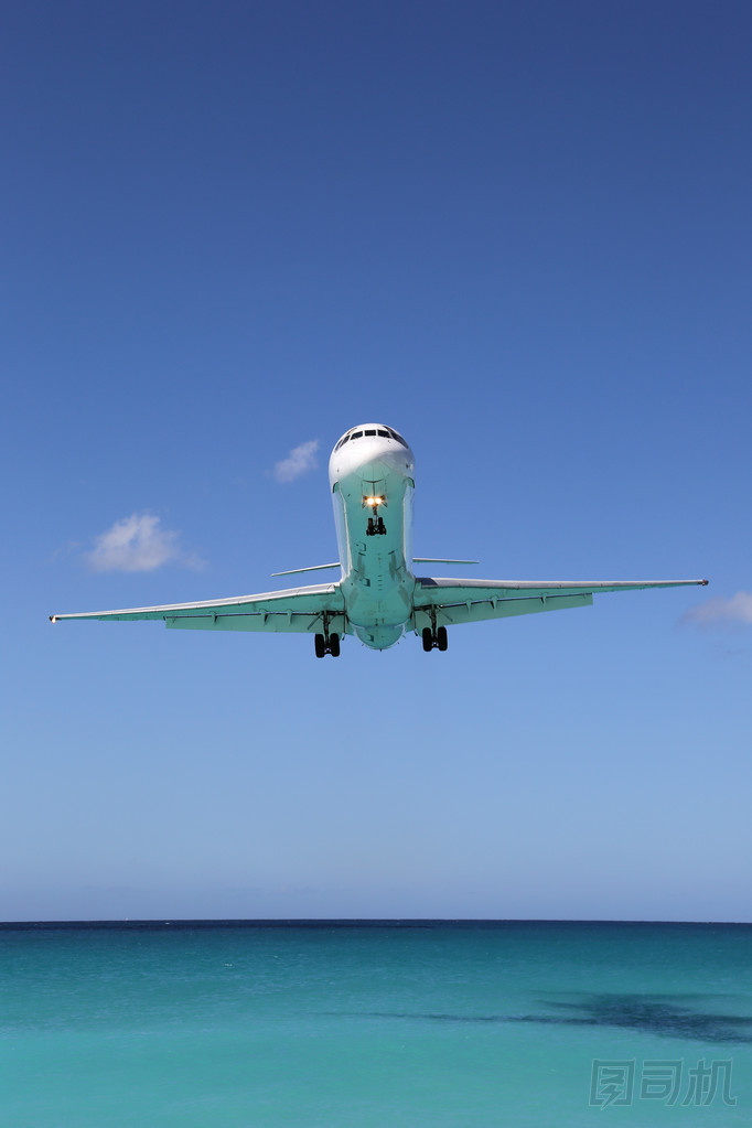 飛機(jī)降落在海面