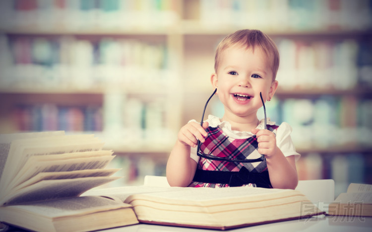 在圖書館看書的眼鏡滑稽女嬰圖片