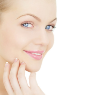 美麗的女孩被隔絕在白色背景的臉