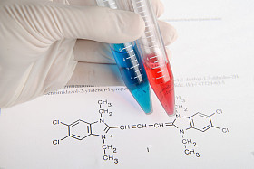 细胞悬浮液的试管荧光分析中。科学研究的塑料板