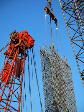 繁忙的施工現(xiàn)場用起重機