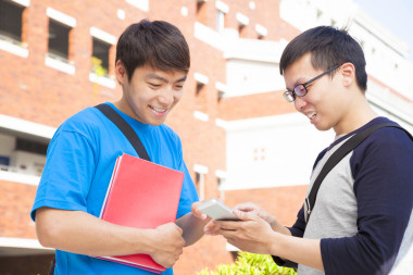 使用一部手机，讨论的两个学生