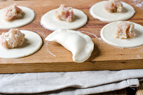 面团和肉为烹饪 vareniki