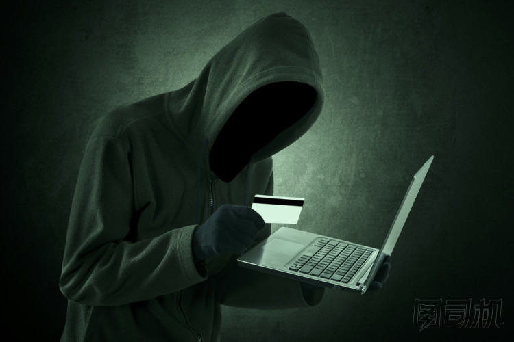 男人抱著筆記本電腦的信用卡圖片