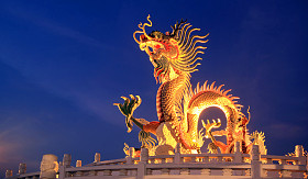 在那黄昏时分中国龙雕像