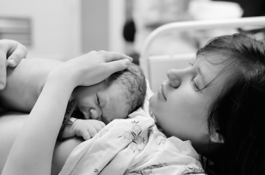剛出生的嬰兒，權(quán)在交貨后的女人