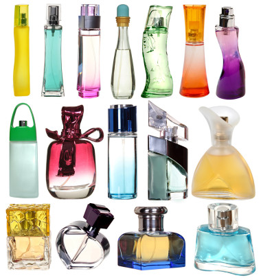 有色的玻璃瓶装酒的白色背景上孤立的香水