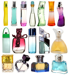 有色的玻璃瓶装酒的白色背景上孤立的香水