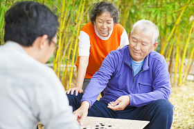 老年人玩传统中国棋盘游戏去图片