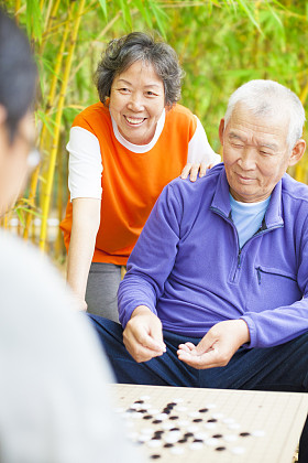 老年人在公园里的朋友一起玩围棋