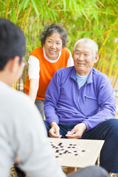 一名年長男性贏得中國棋類游戲。”游戲”