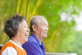 快乐亚洲老年人在公园