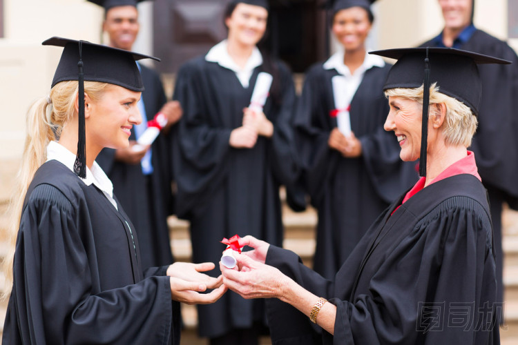 教授的年輕畢業(yè)生接收畢業(yè)圖片