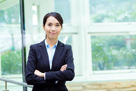 亚洲 businesswman 在室外