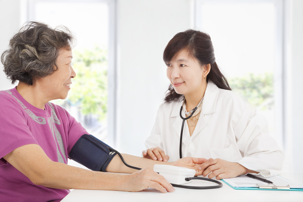 医生测量血压的高级女子在家图片 医生测量血压的高级女子在家图片