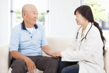 友好醫(yī)生照顧老人室內圖片