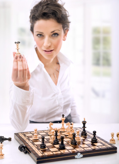 下棋的年輕女商人