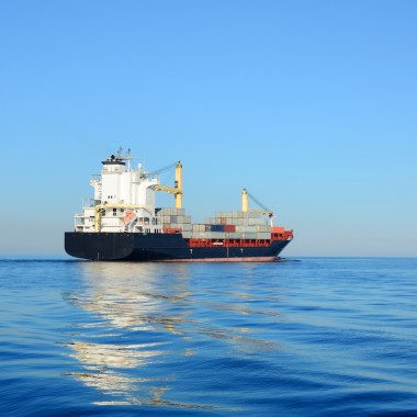 貨物集裝箱船在靜水中航行圖片