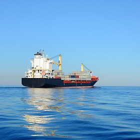 货物集装箱船在静水中航行图片