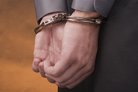 在手铐逮捕