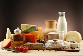 美味的乳制品产品，木制的桌子，在深色背景上